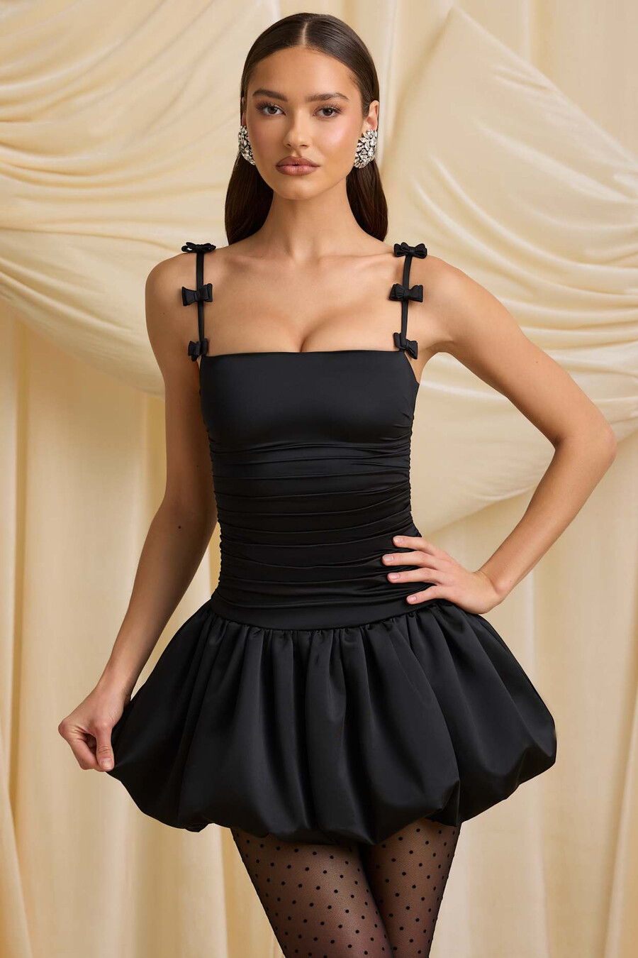 mini-jurk met strikdetail en geplooide ballonzoom in zwart