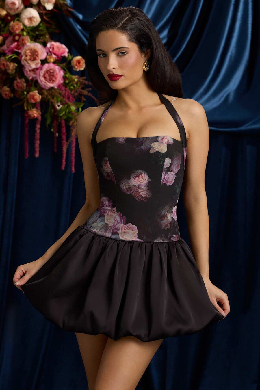 mini-jurk met halternek vetersluiting en ballonzoom in zwarte bloemenprint