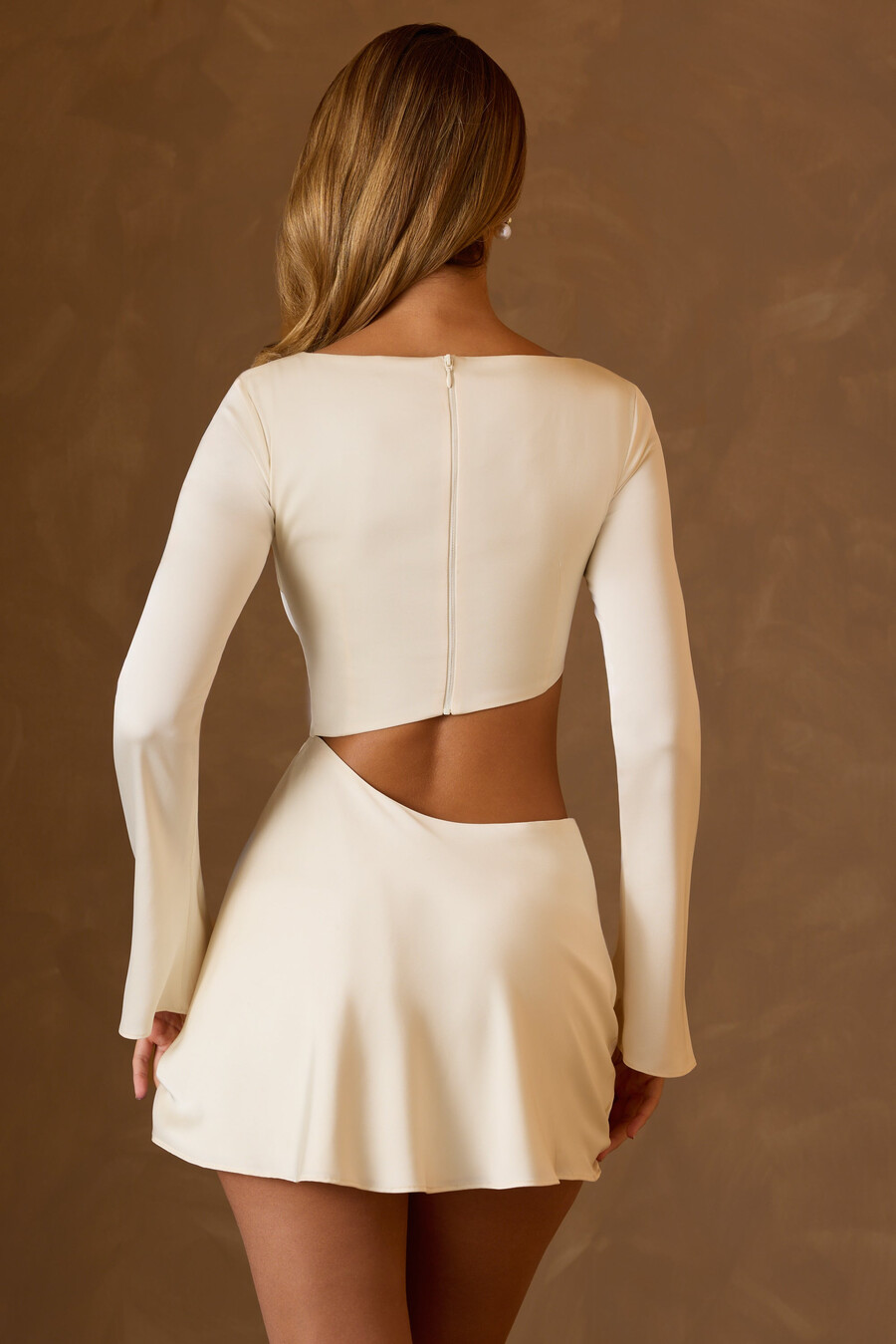 asymmetrische mini-jurk met uitsnijdingen en a-lijn model in ivoor.