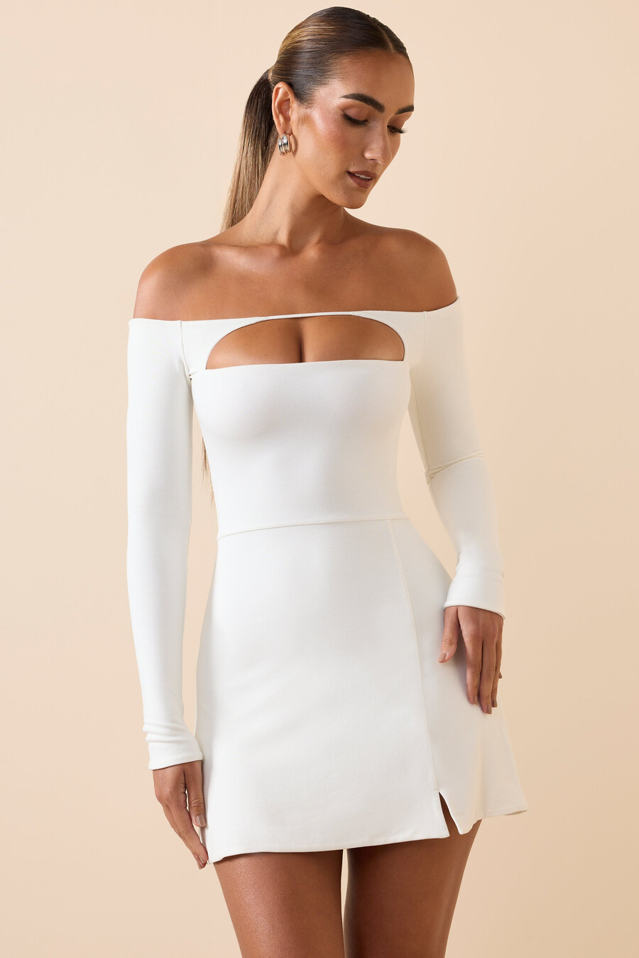 modal mini-jurk met uitsnijdingen off-shoulder model en a-lijn model in wit