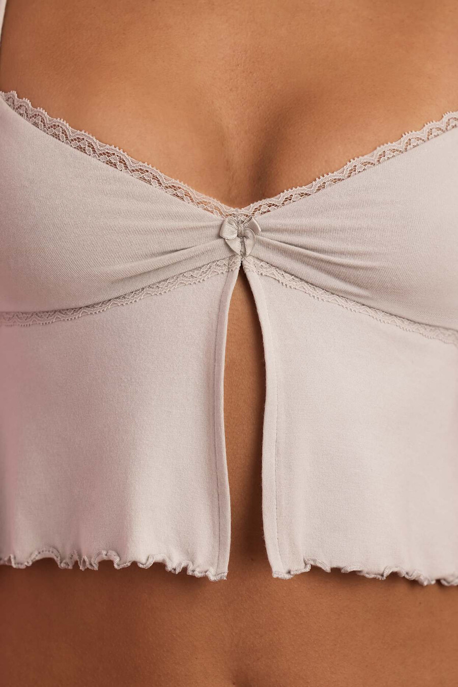 pyjamatopje in babydoll-stijl met kanten afwerking in wolkengrijs.