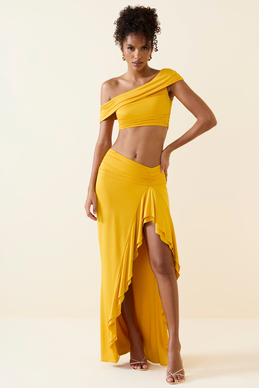 asymmetrische maxi-rok met ruches en lage taille in goudgeel