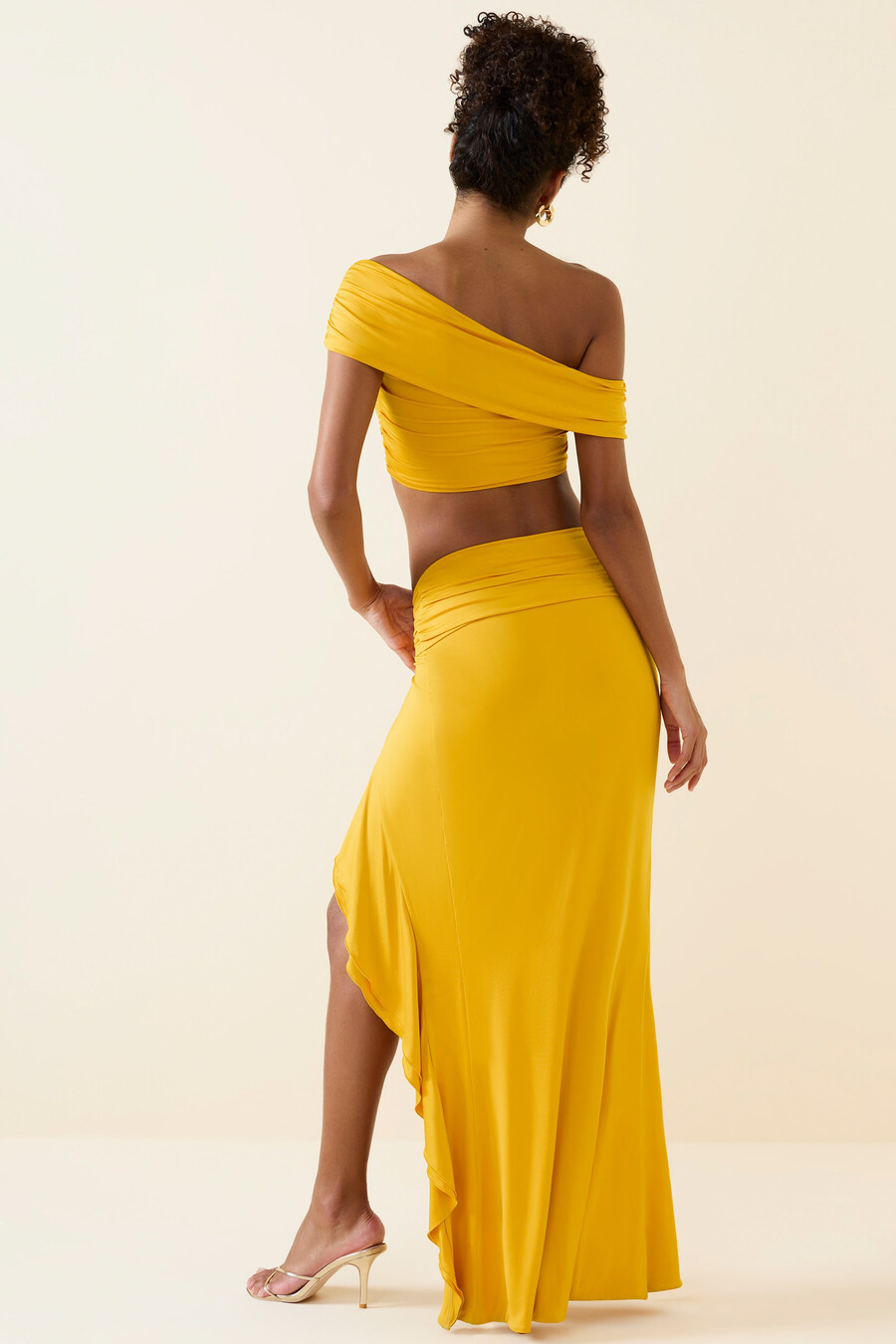 asymmetrische maxi-rok met ruches en lage taille in goudgeel