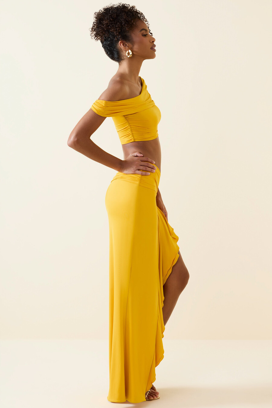 asymmetrische maxi-rok met ruches en lage taille in goudgeel