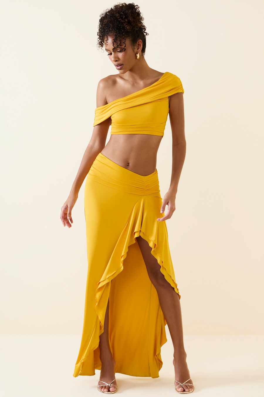 asymmetrische maxi-rok met ruches en lage taille in goudgeel
