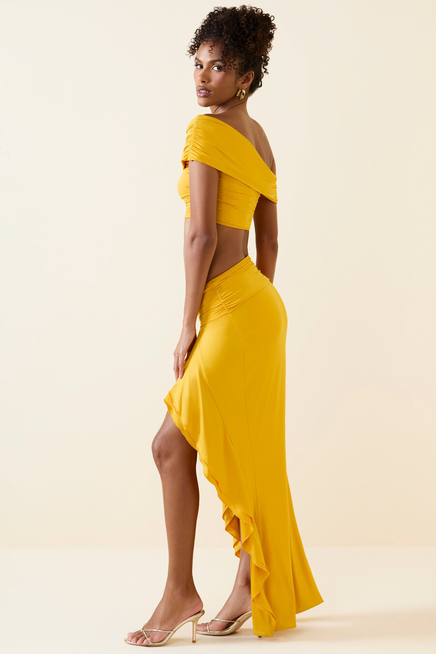 asymmetrische maxi-rok met ruches en lage taille in goudgeel