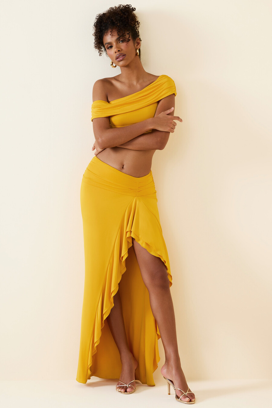 asymmetrische maxi-rok met ruches en lage taille in goudgeel