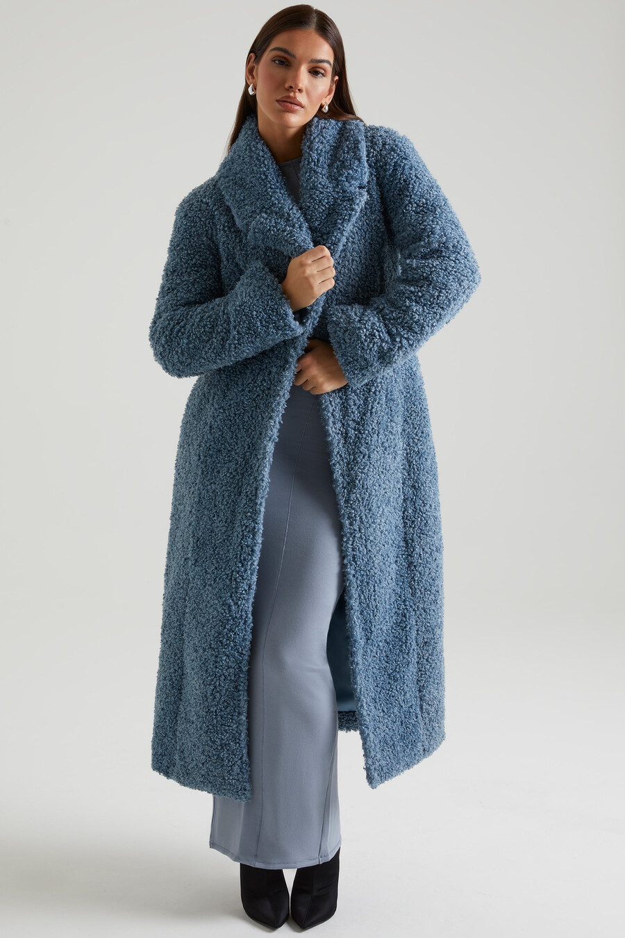 lange schapenvachtjas in blauw