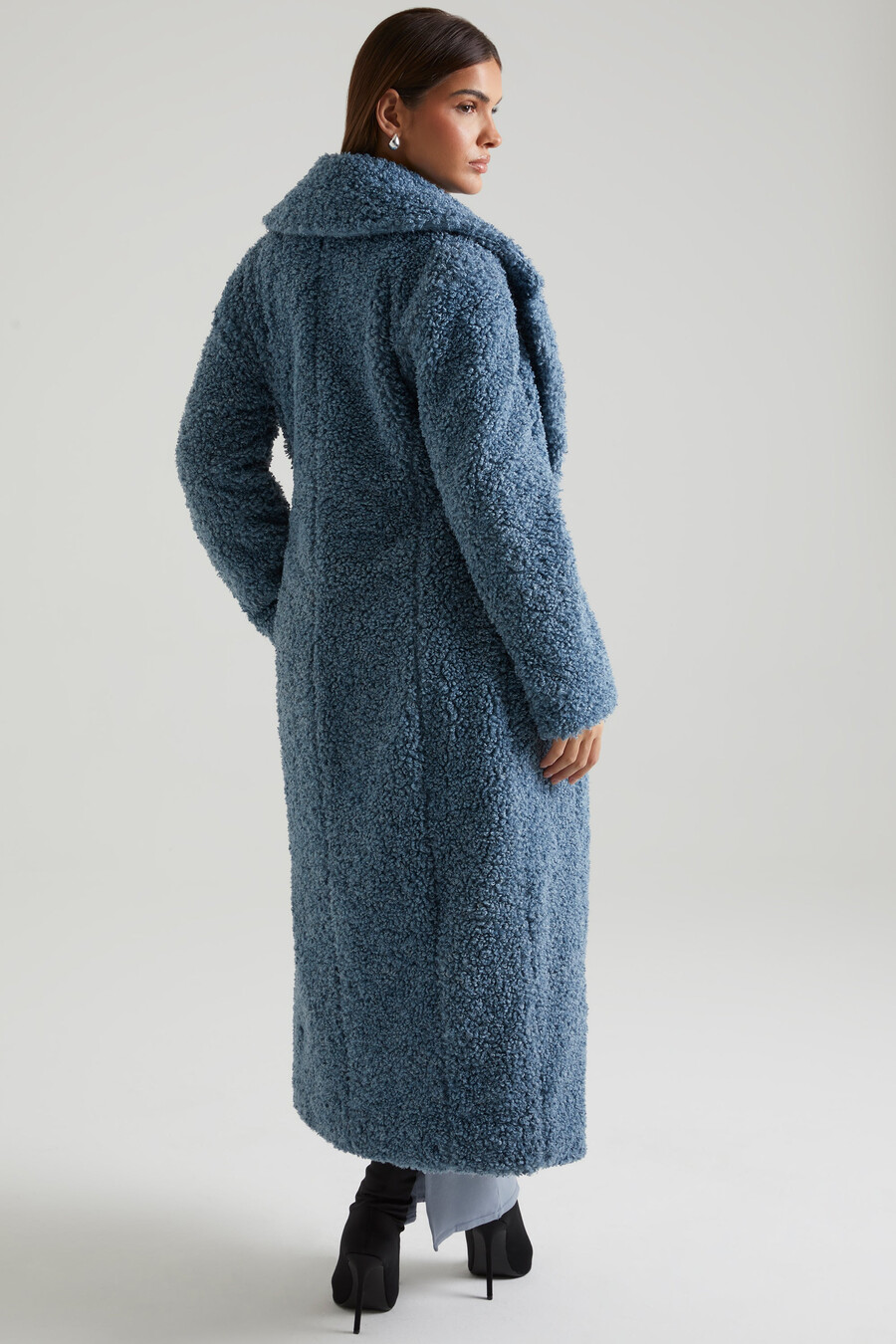 lange schapenvachtjas in blauw