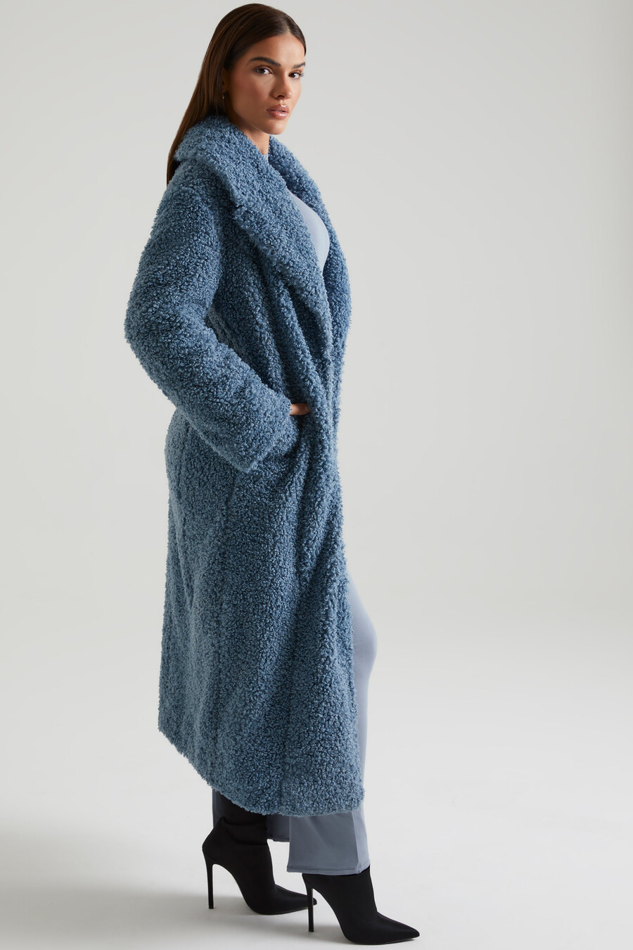 lange schapenvachtjas in blauw