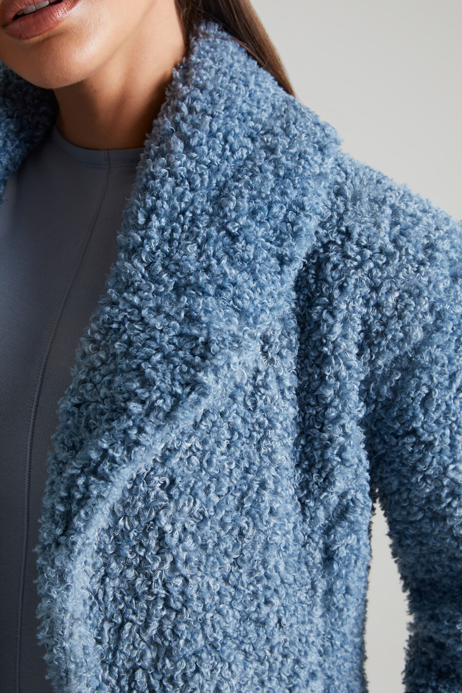 lange schapenvachtjas in blauw