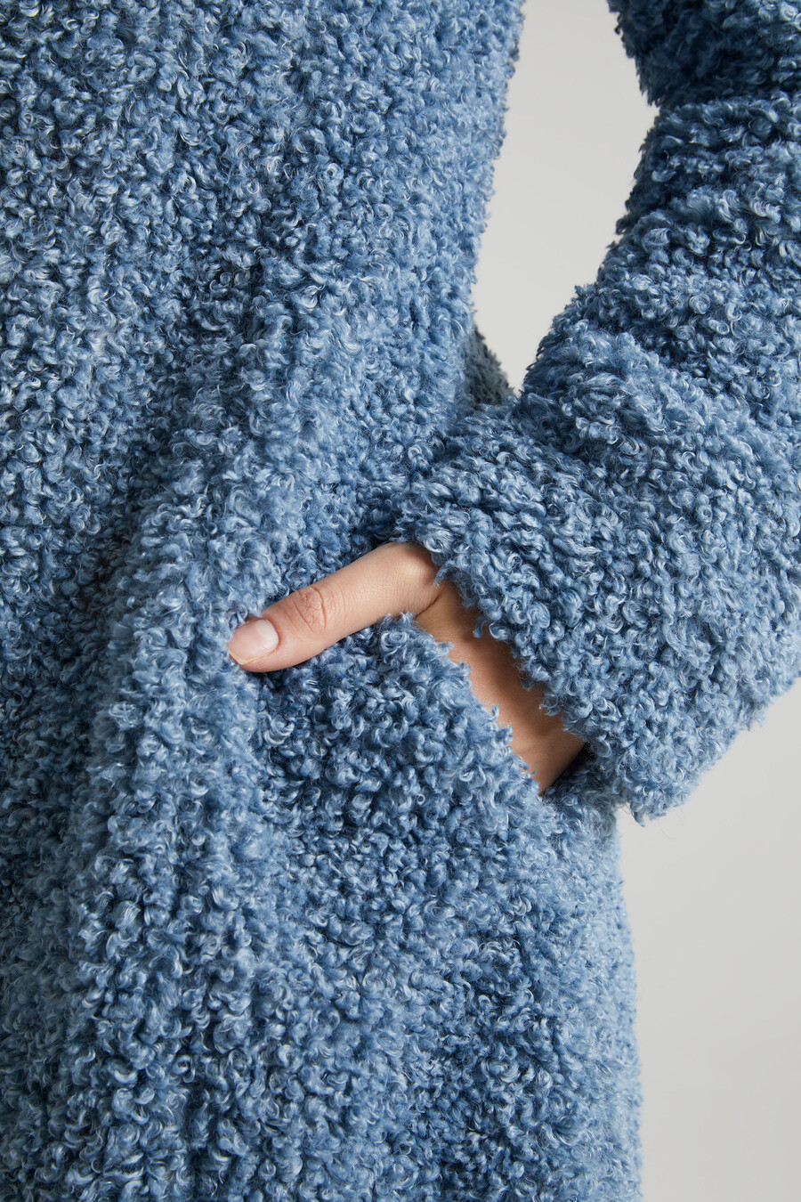lange schapenvachtjas in blauw