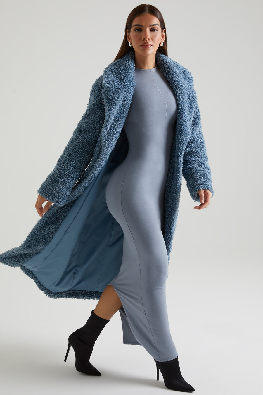 lange schapenvachtjas in blauw