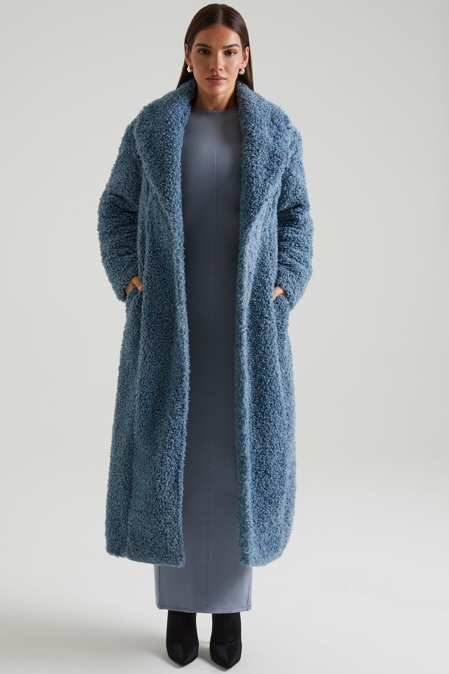 lange schapenvachtjas in blauw