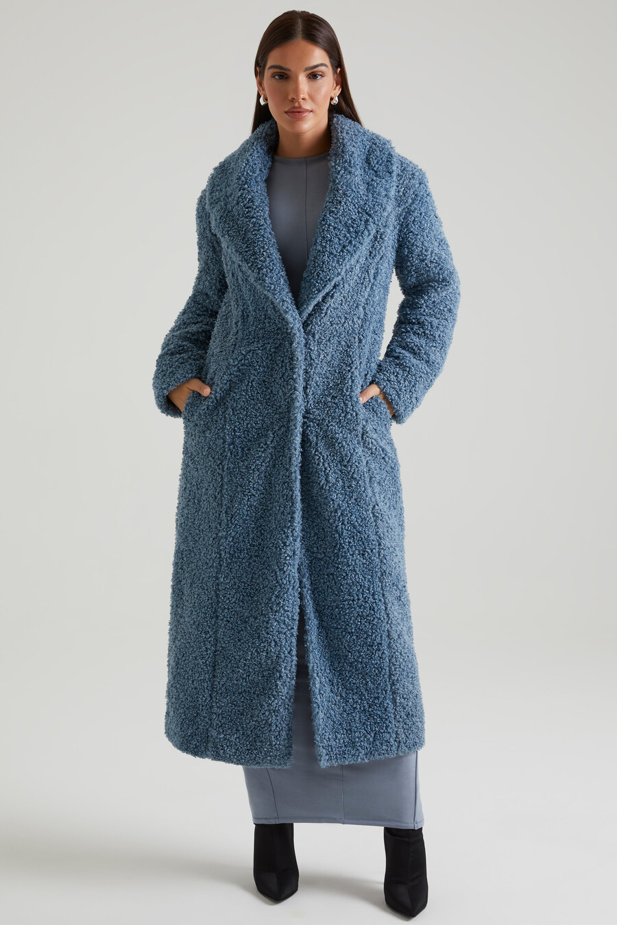 lange schapenvachtjas in blauw