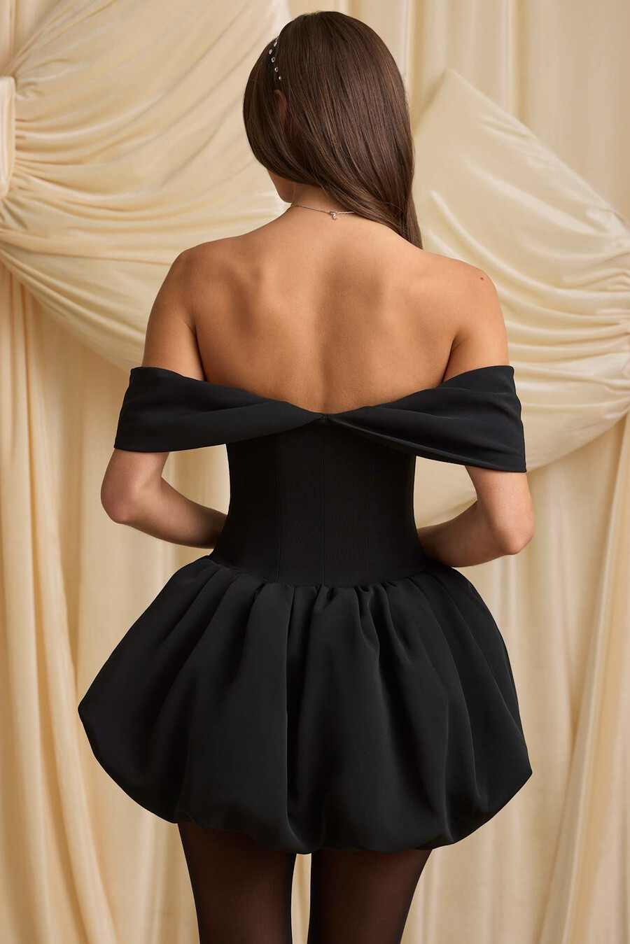 off-shoulder mini-jurk met gelaagde ballonzoom en korset in zwart