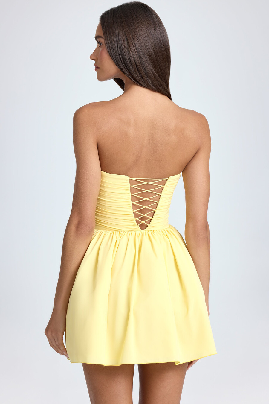 bandeau mini-jurk met bloemenapplicaties en korset in citroensorbet.
