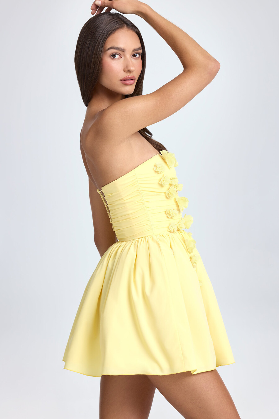 bandeau mini-jurk met bloemenapplicaties en korset in citroensorbet.