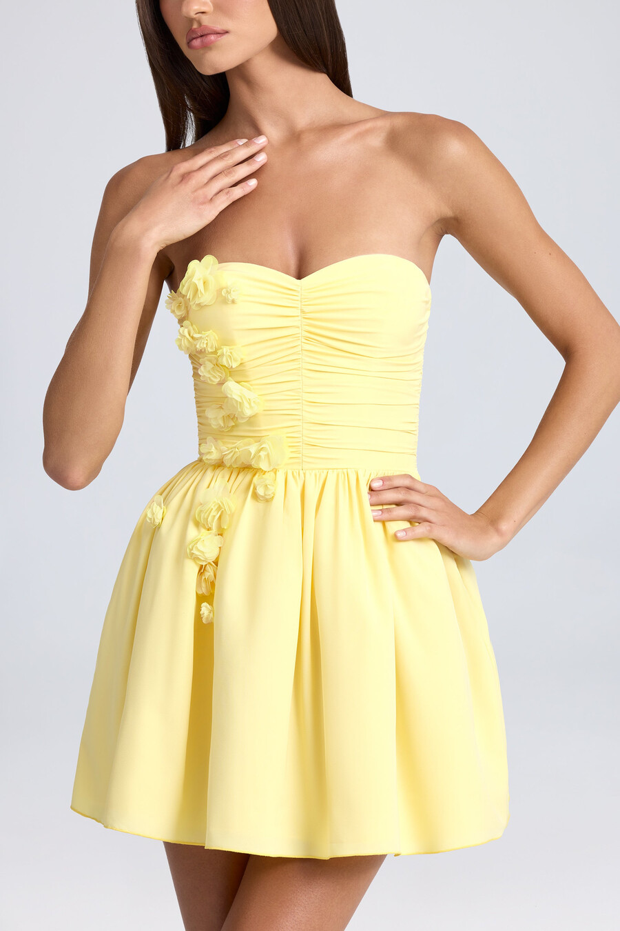 bandeau mini-jurk met bloemenapplicaties en korset in citroensorbet.