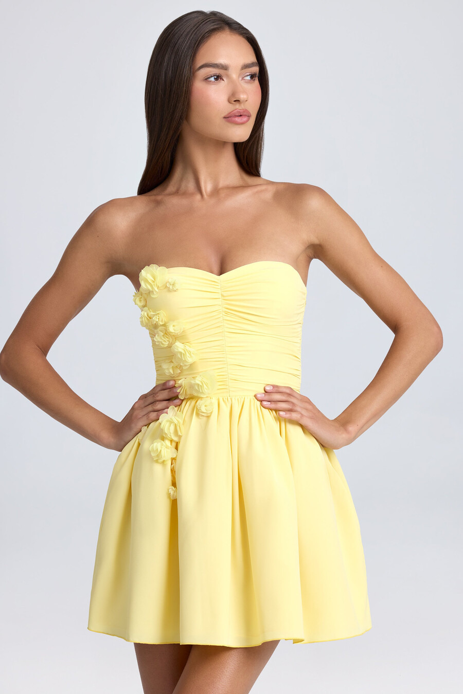bandeau mini-jurk met bloemenapplicaties en korset in citroensorbet.