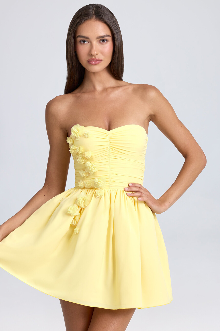 bandeau mini-jurk met bloemenapplicaties en korset in citroensorbet.