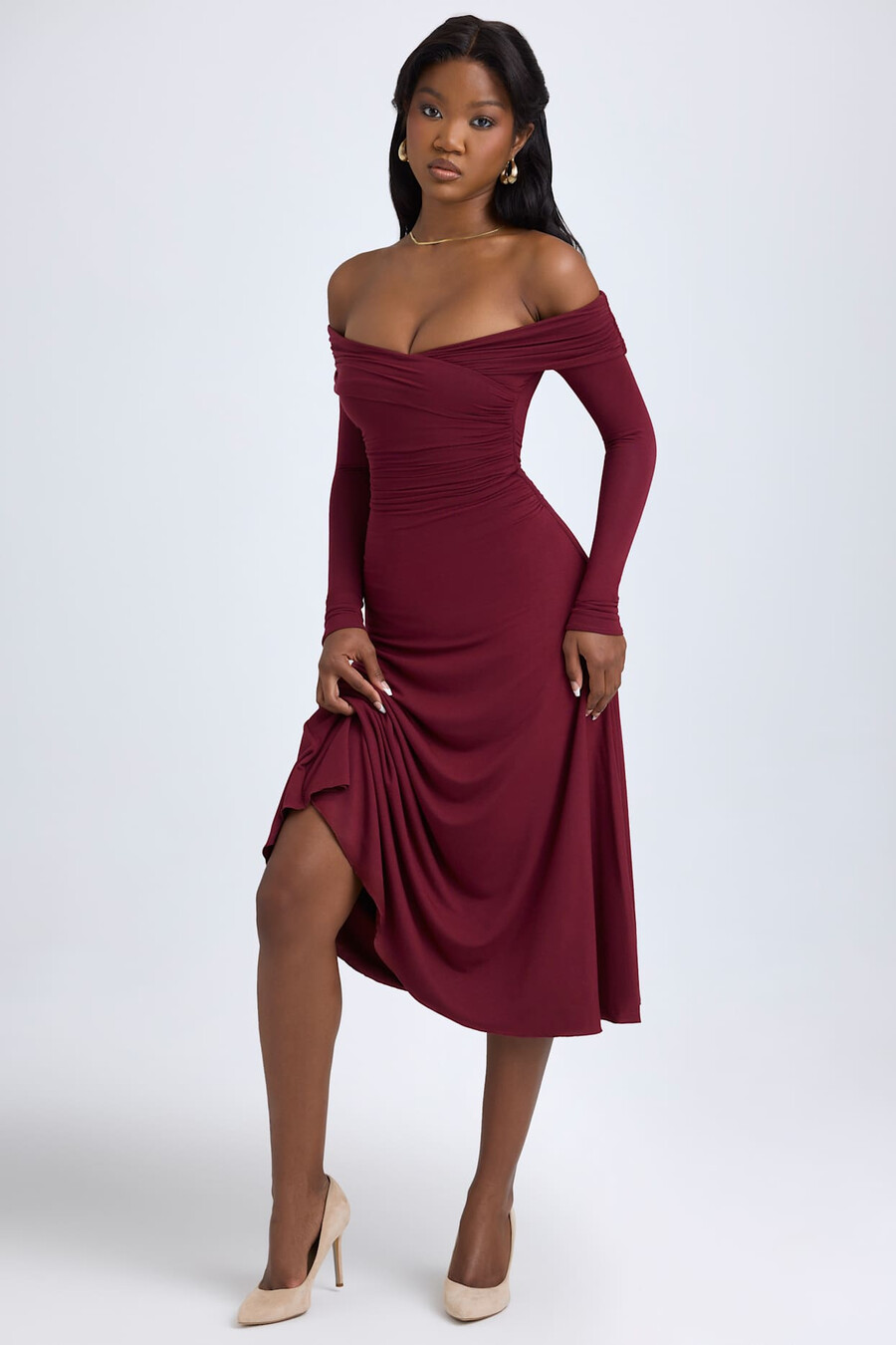 modal off-shoulder midaxijurk met ruches in wijnrood