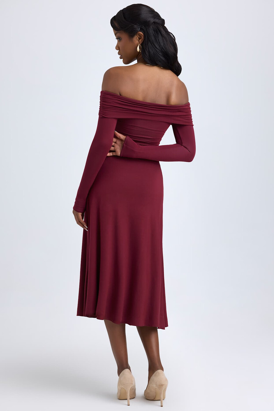 modal off-shoulder midaxijurk met ruches in wijnrood