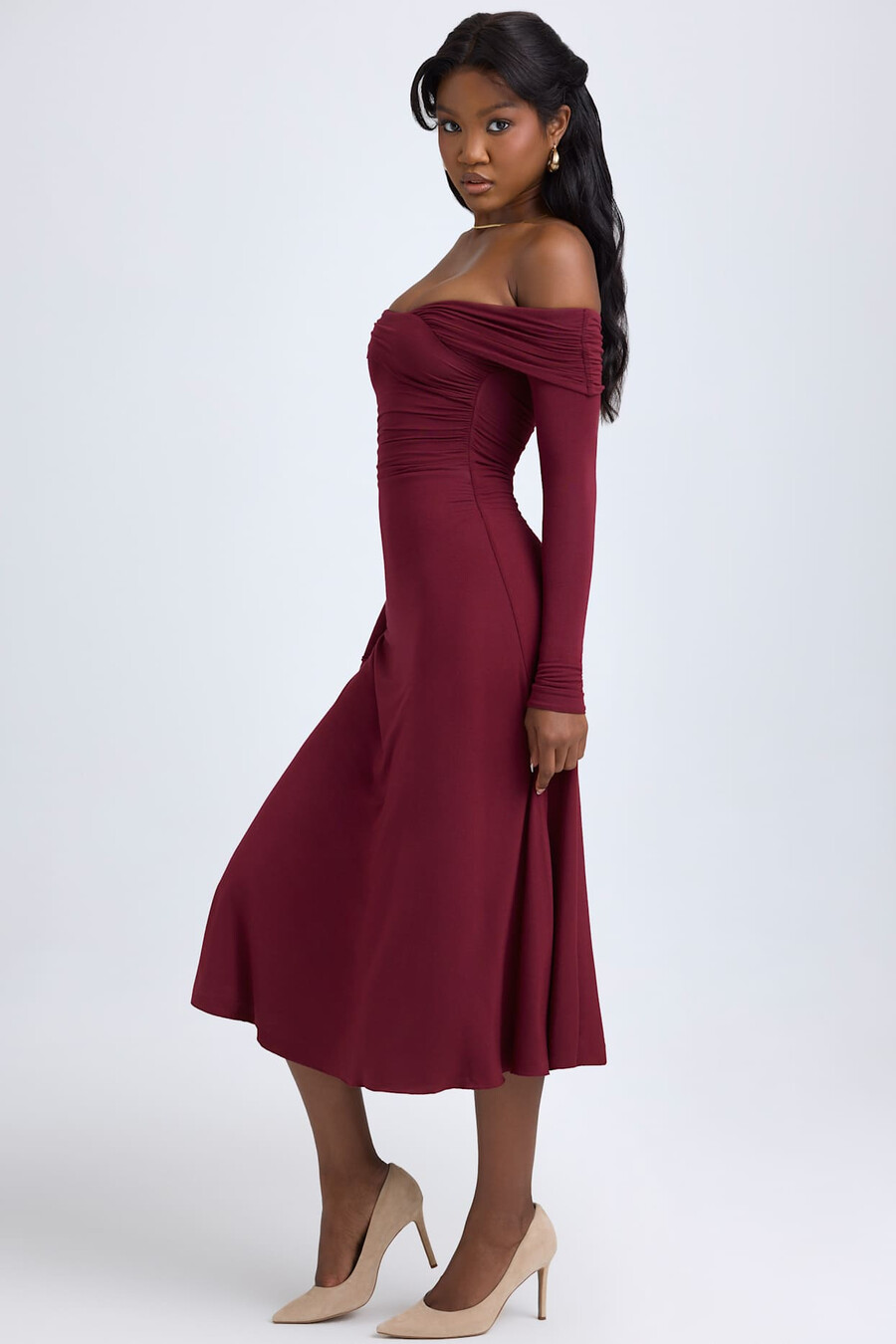 modal off-shoulder midaxijurk met ruches in wijnrood