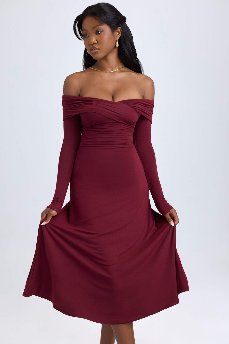 modal off-shoulder midaxijurk met ruches in wijnrood