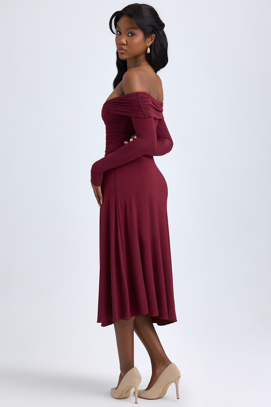 modal off-shoulder midaxijurk met ruches in wijnrood