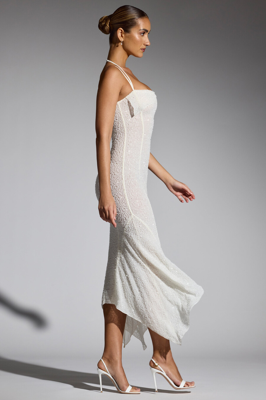 versierde maxi-jurk met asymmetrische zoom in wit