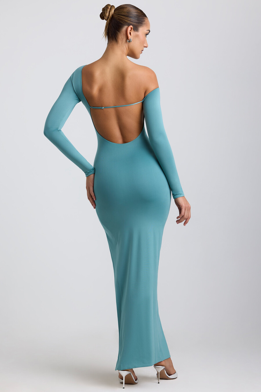 soepelvallende asymmetrische maxi-jurk van jersey met ruches en metalen details in zeegroen