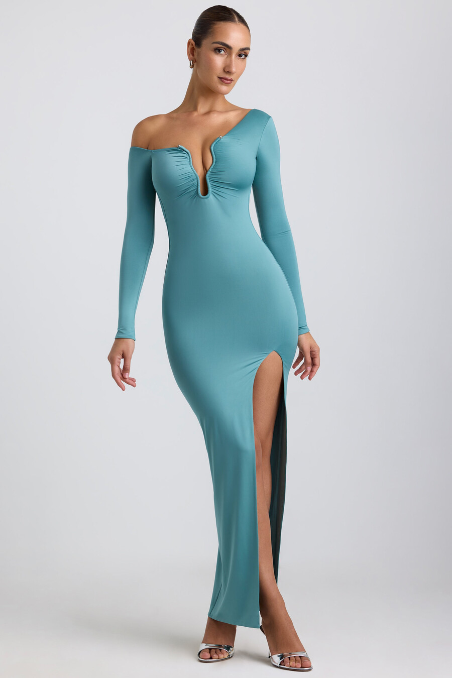 soepelvallende asymmetrische maxi-jurk van jersey met ruches en metalen details in zeegroen