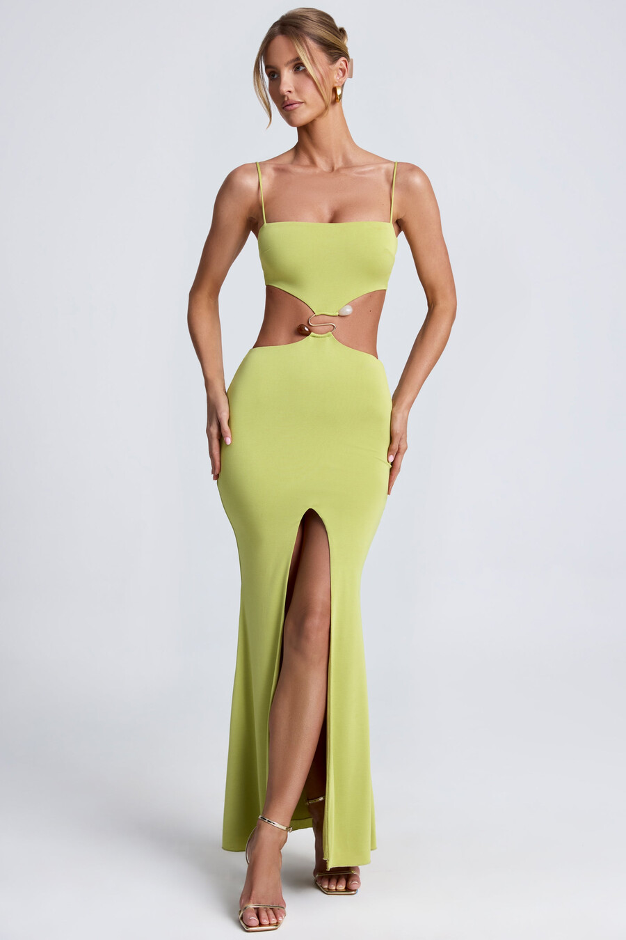 maxi-jurk met metalen details en uitsparingen in olijfgroen
