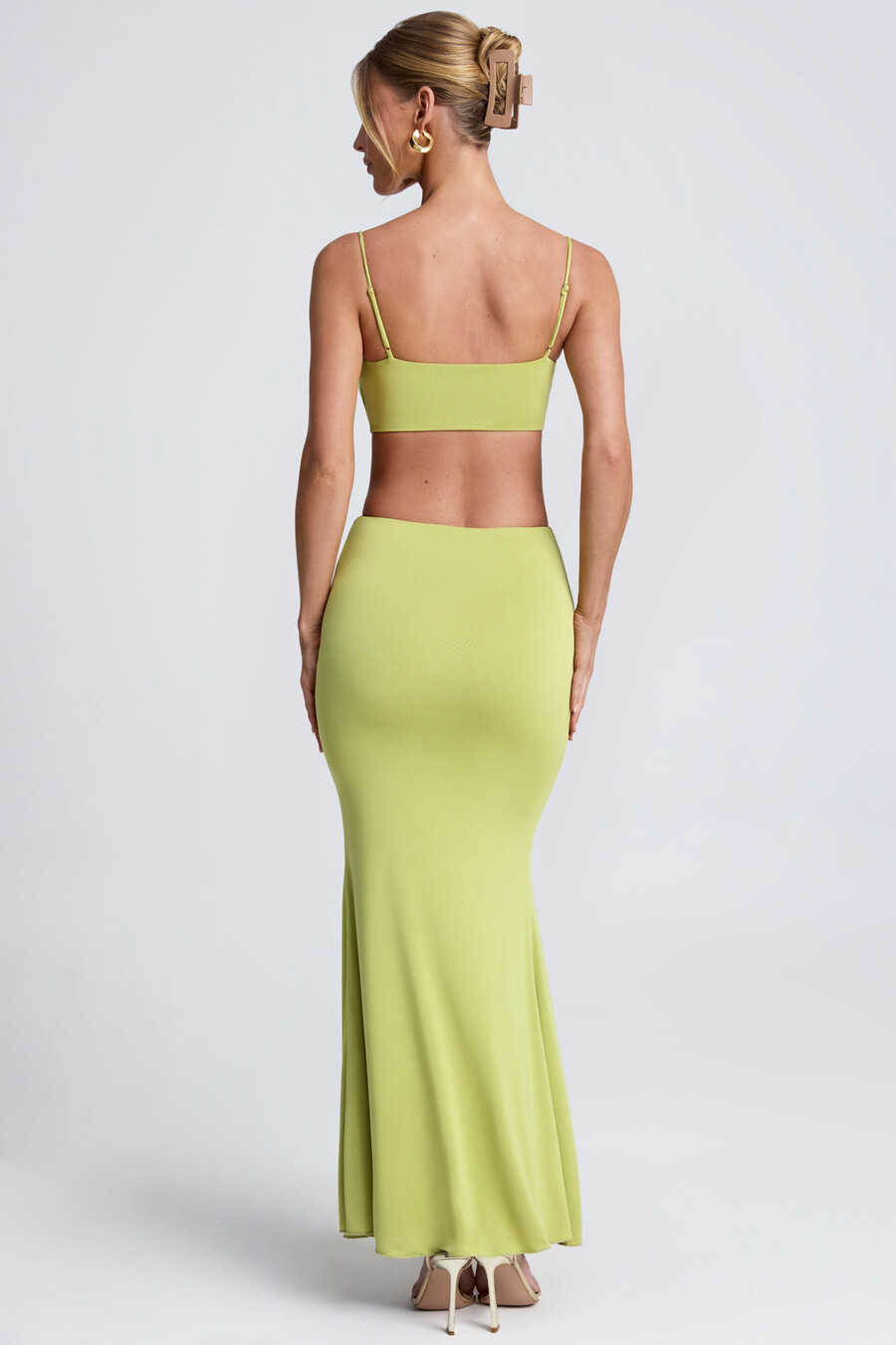 maxi-jurk met metalen details en uitsparingen in olijfgroen