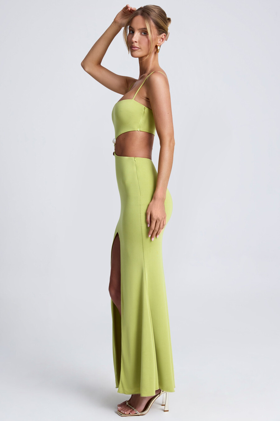 maxi-jurk met metalen details en uitsparingen in olijfgroen