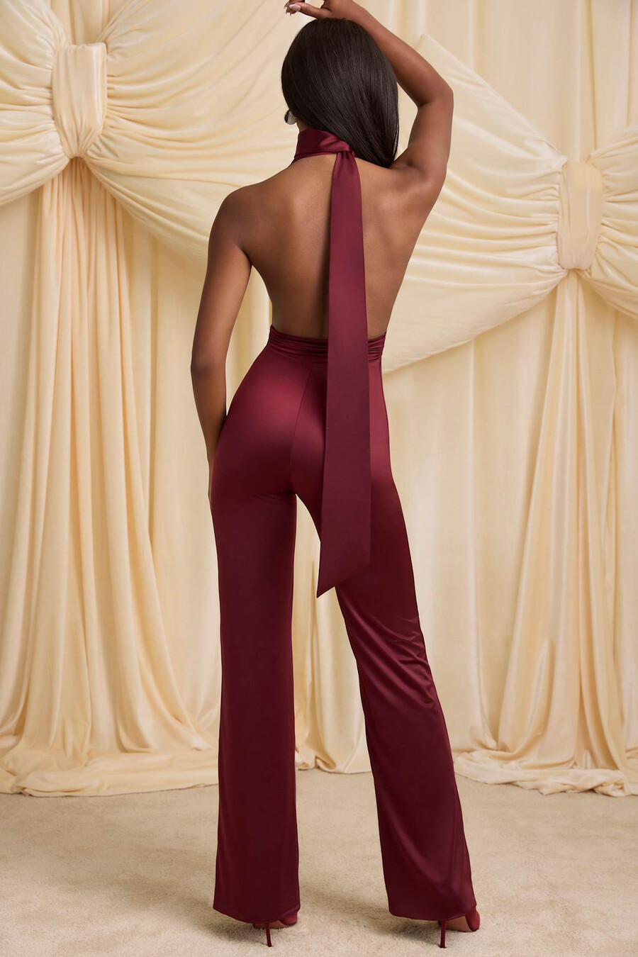 jumpsuit met halternek en sjaaldetails in wijnrood
