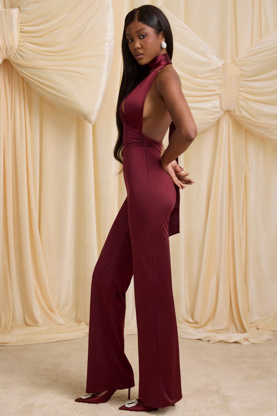 jumpsuit met halternek en sjaaldetails in wijnrood