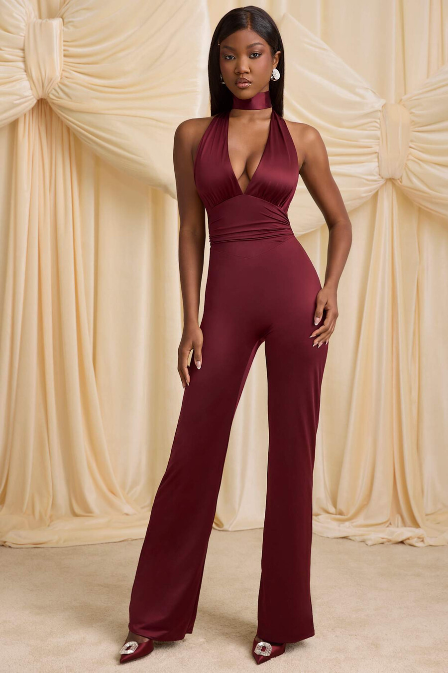 jumpsuit met halternek en sjaaldetails in wijnrood