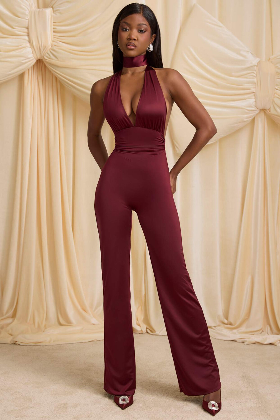 jumpsuit met halternek en sjaaldetails in wijnrood