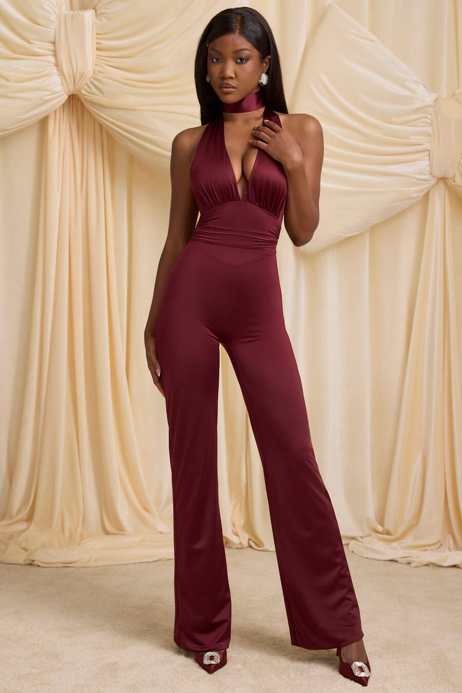 jumpsuit met halternek en sjaaldetails in wijnrood