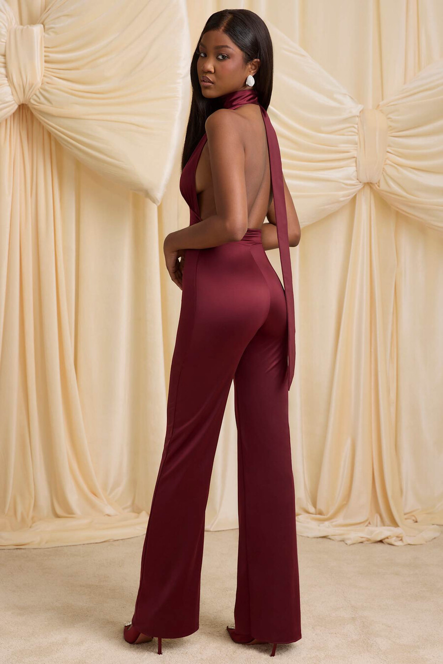 jumpsuit met halternek en sjaaldetails in wijnrood