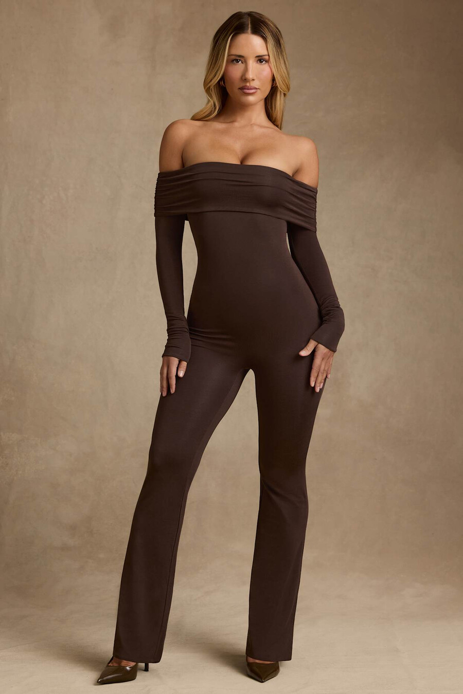 off-shoulder jumpsuit van modal in chocoladebruin.