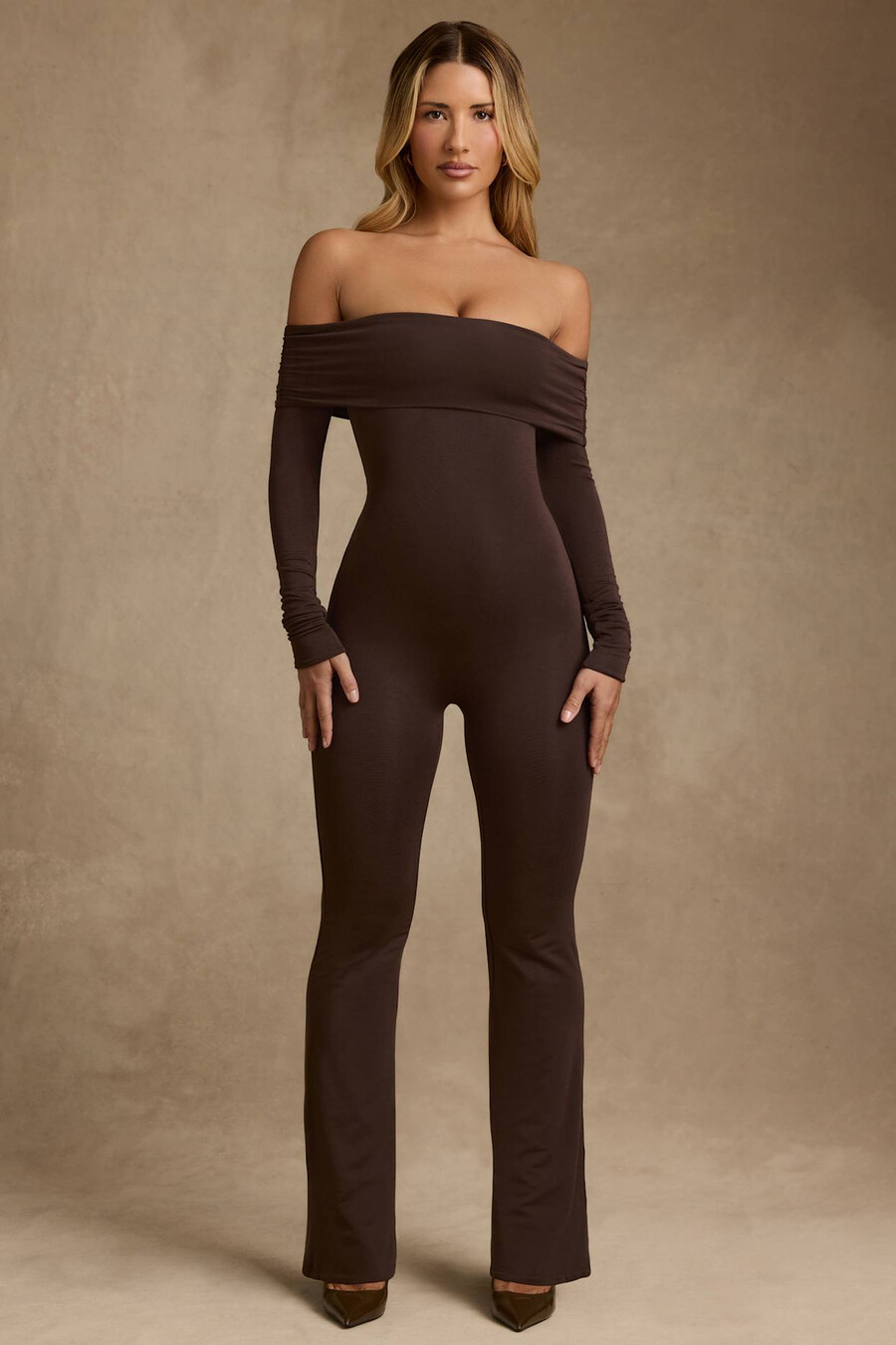 off-shoulder jumpsuit van modal in chocoladebruin.