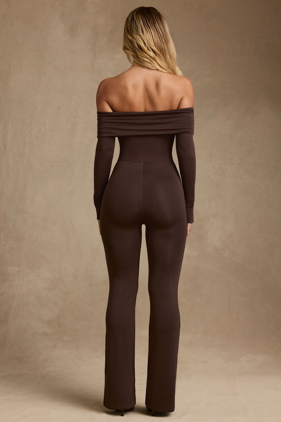 off-shoulder jumpsuit van modal in chocoladebruin.