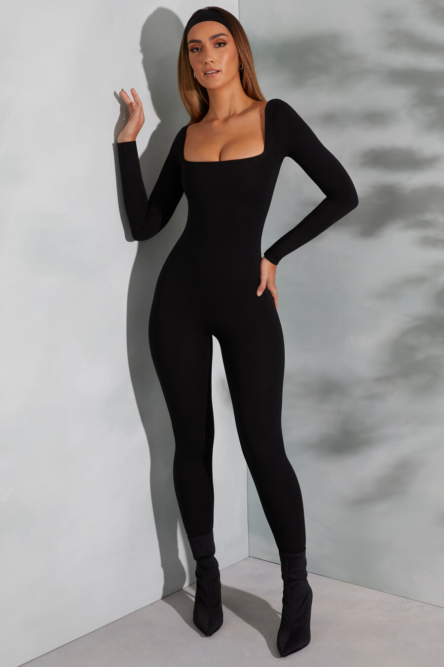 jumpsuit met vierkante hals en lange mouwen in zwart