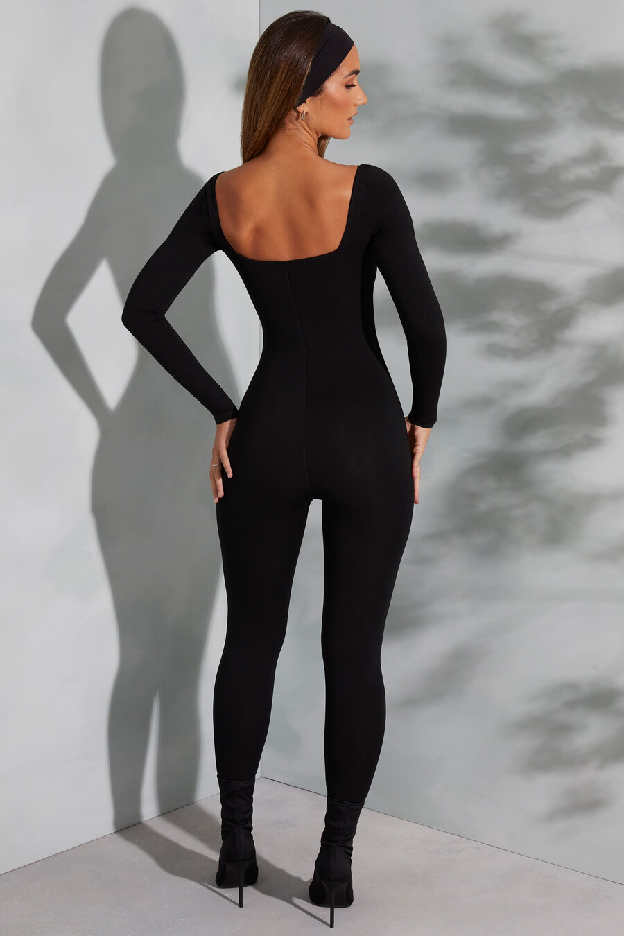 jumpsuit met vierkante hals en lange mouwen in zwart