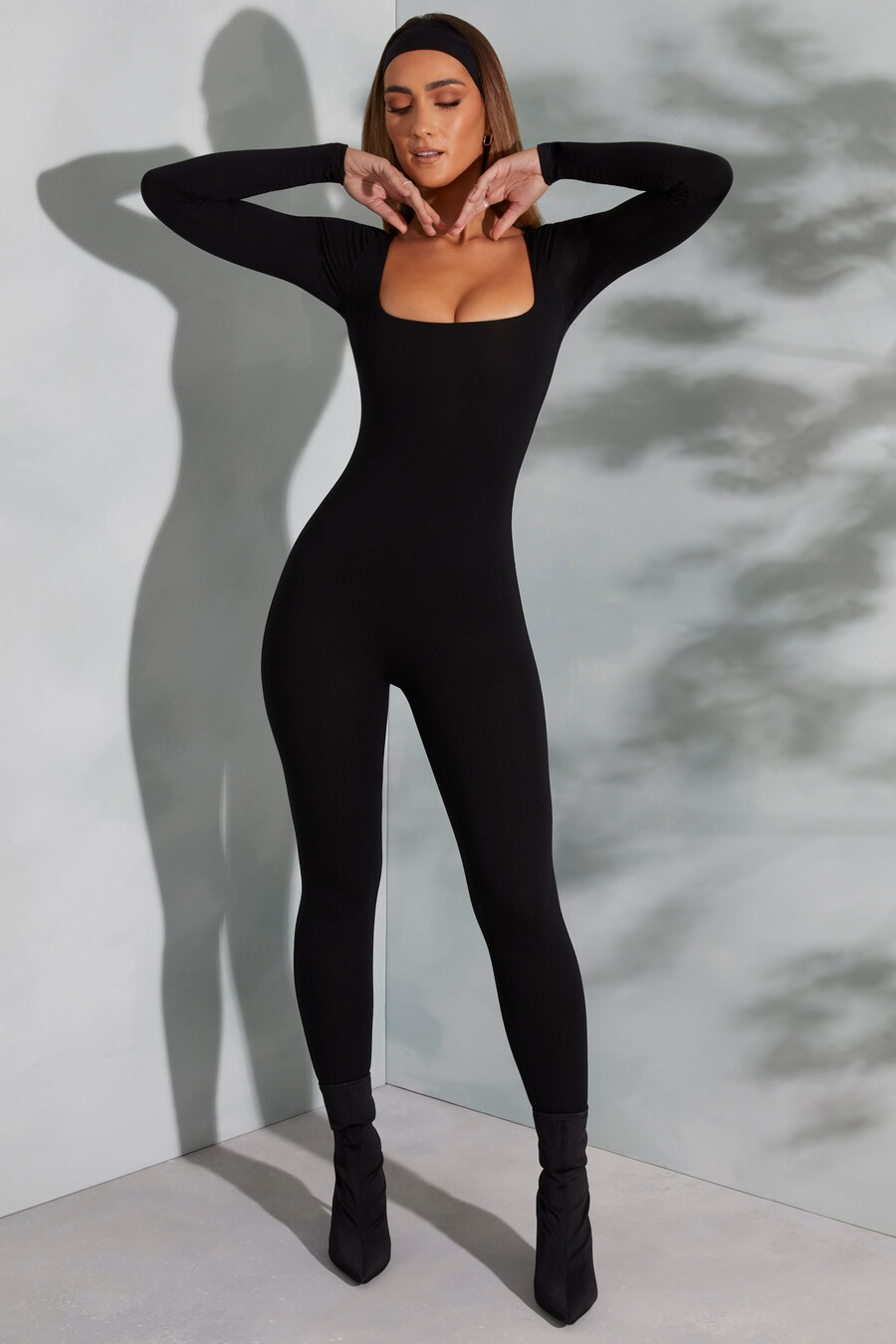 jumpsuit met vierkante hals en lange mouwen in zwart