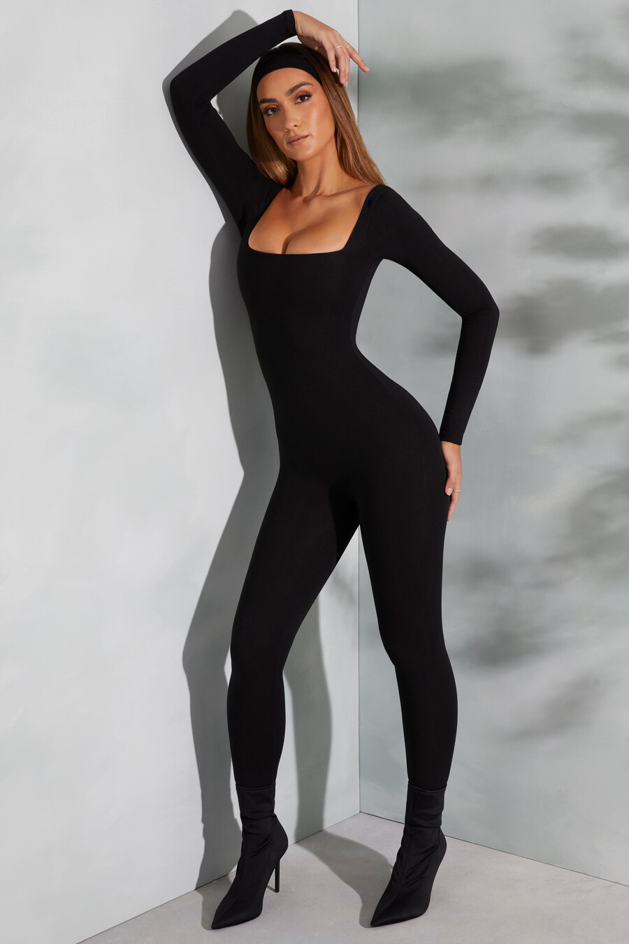 jumpsuit met vierkante hals en lange mouwen in zwart