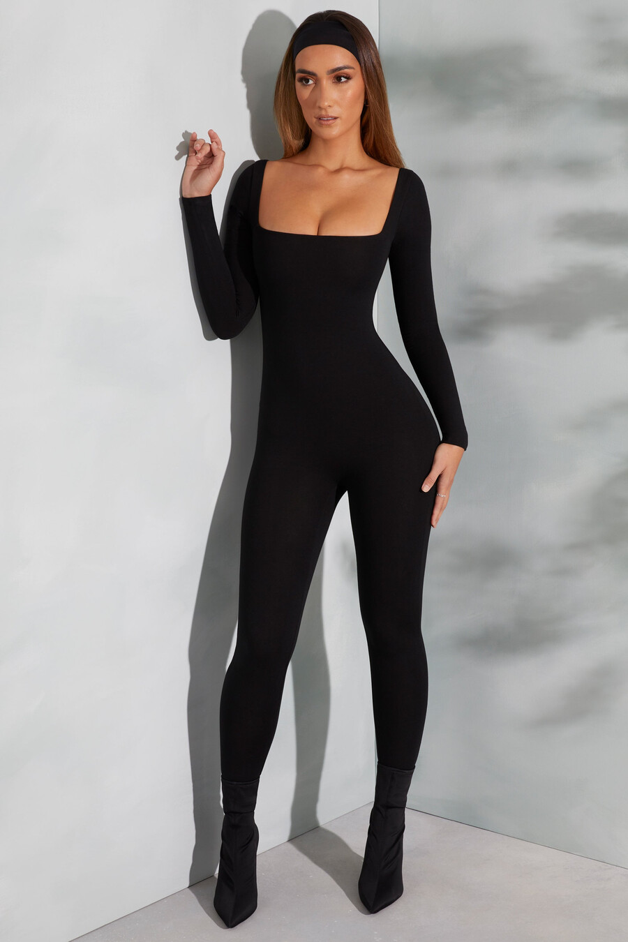 jumpsuit met vierkante hals en lange mouwen in zwart